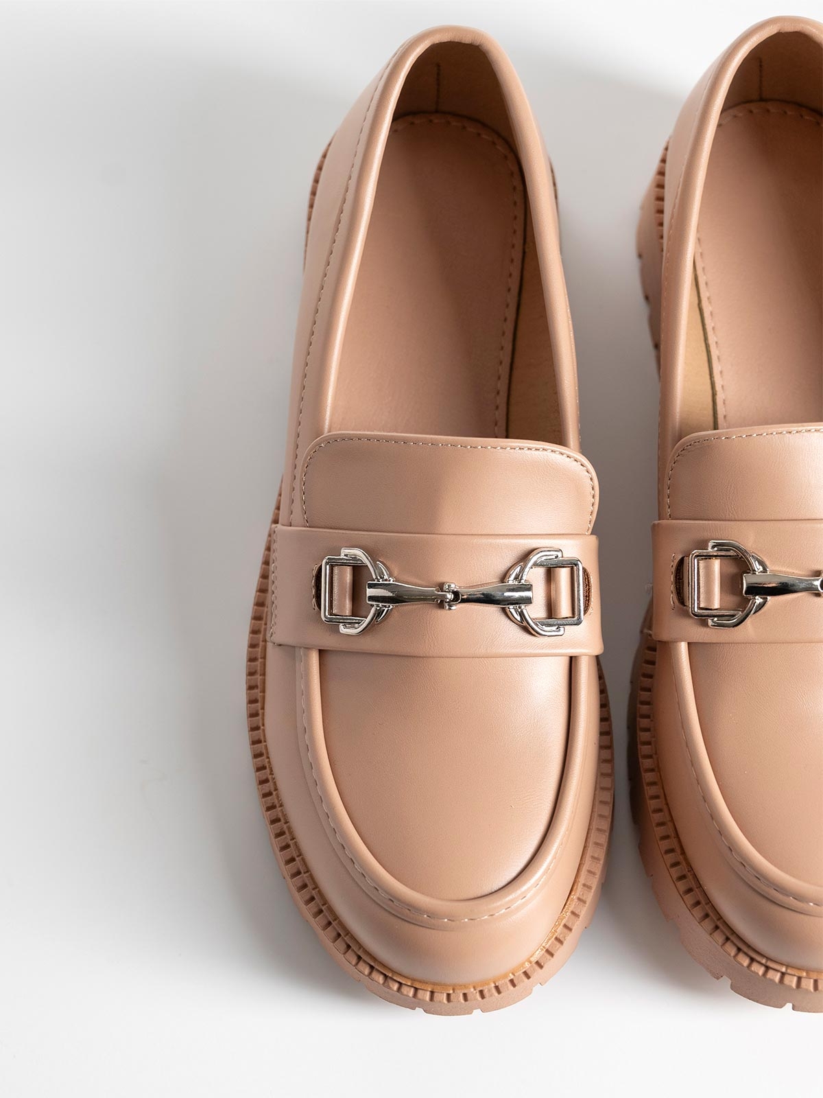 Loafers με τρακτερωτή σόλα & μεταλλικό διακοσμητικό