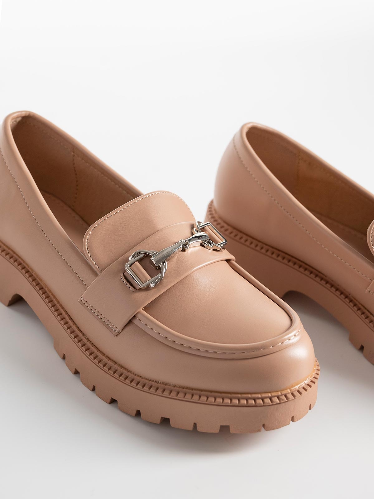 Loafers με τρακτερωτή σόλα & μεταλλικό διακοσμητικό