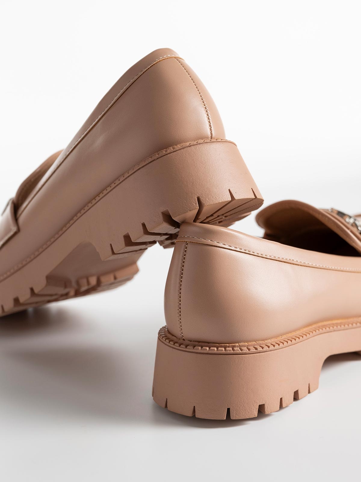 Loafers με τρακτερωτή σόλα & μεταλλικό διακοσμητικό