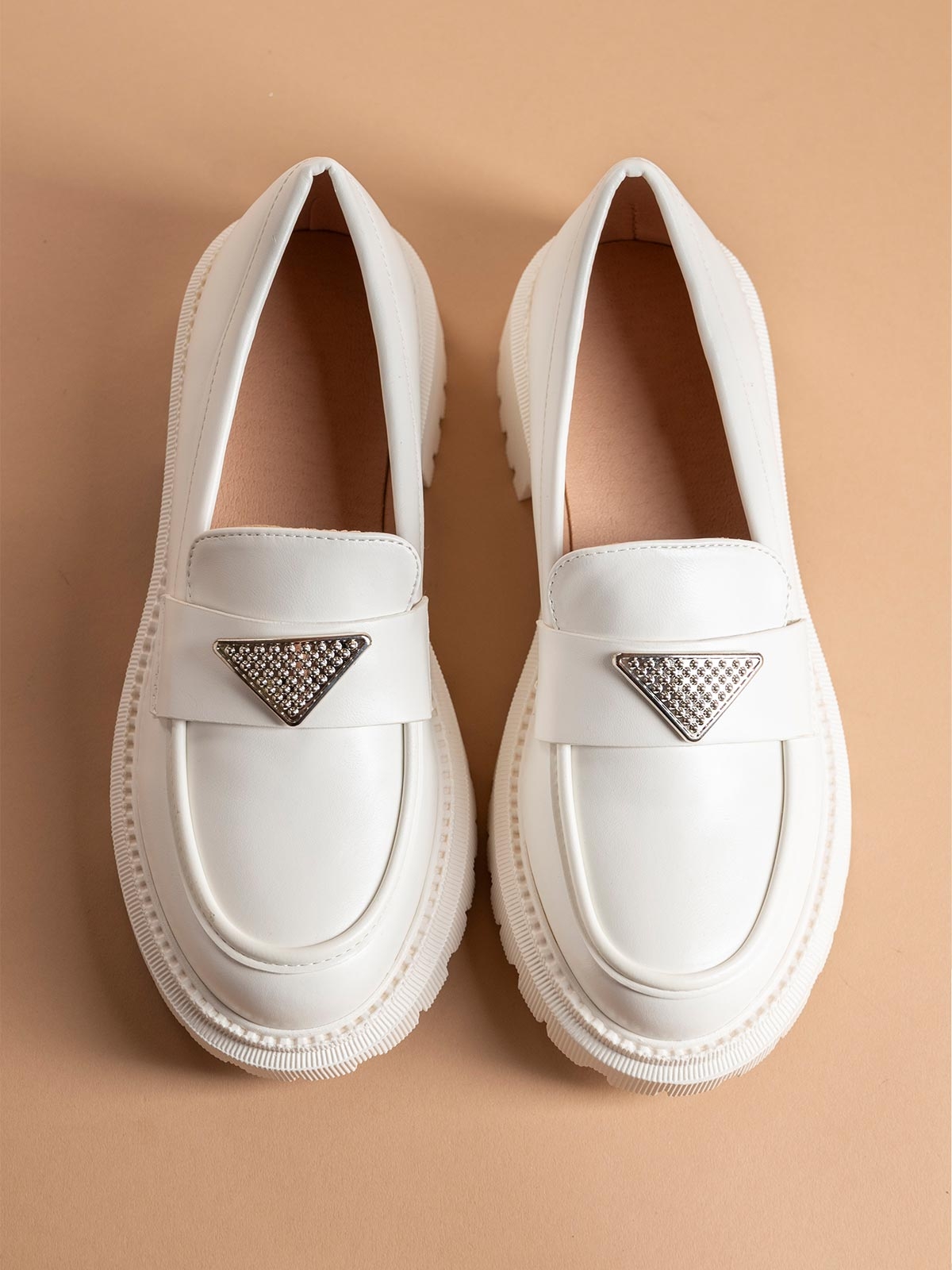 Loafers με μεταλλική λεπτομέρεια & τρακτερωτή σόλα