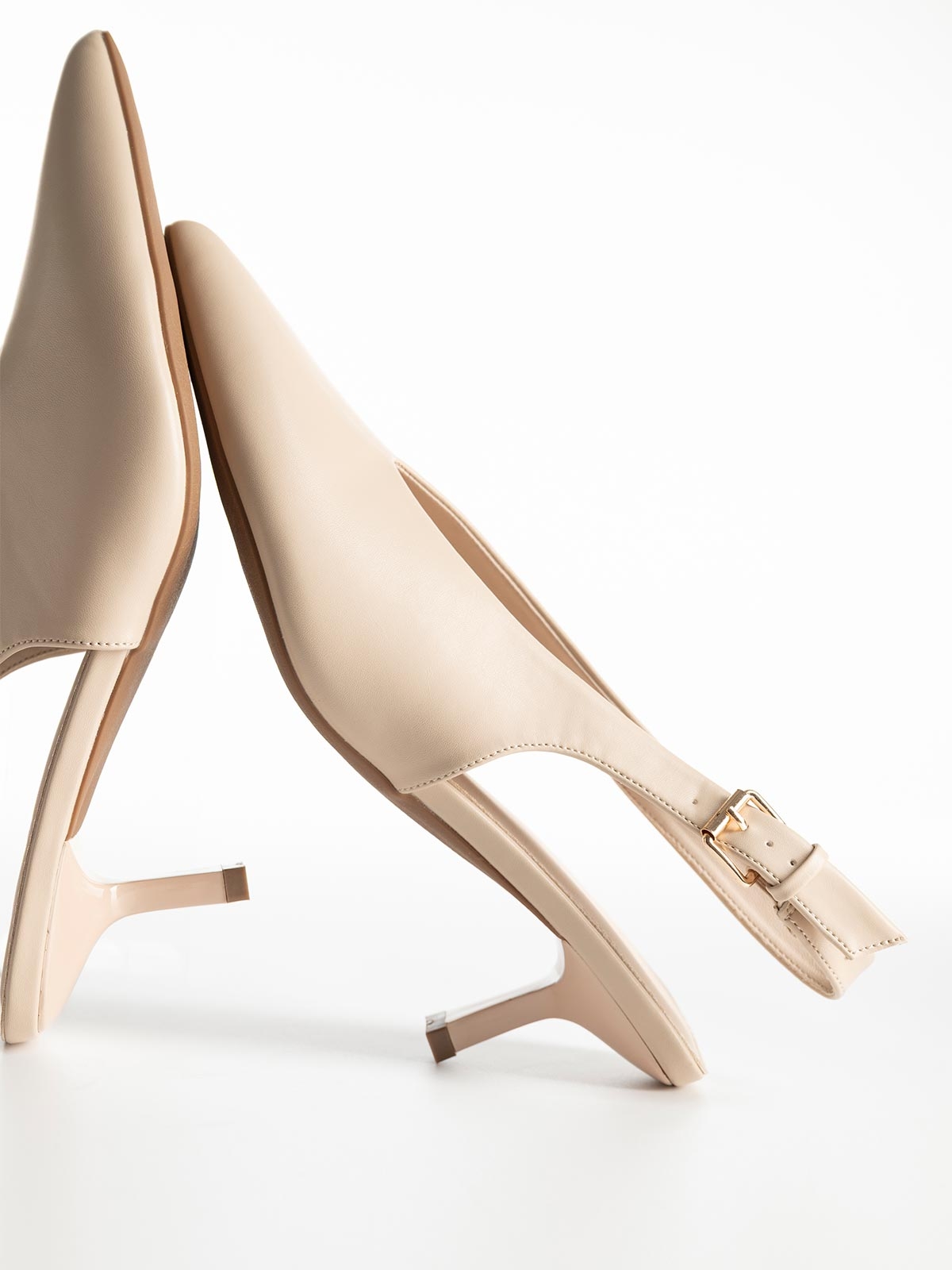 Μυτερές γόβες openheel με λεπτό τακούνι