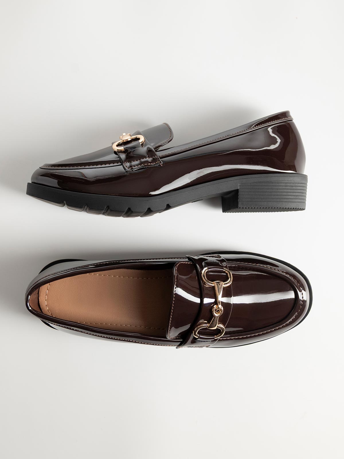 Loafers λουστρίνι με μεταλλική αγκράφα