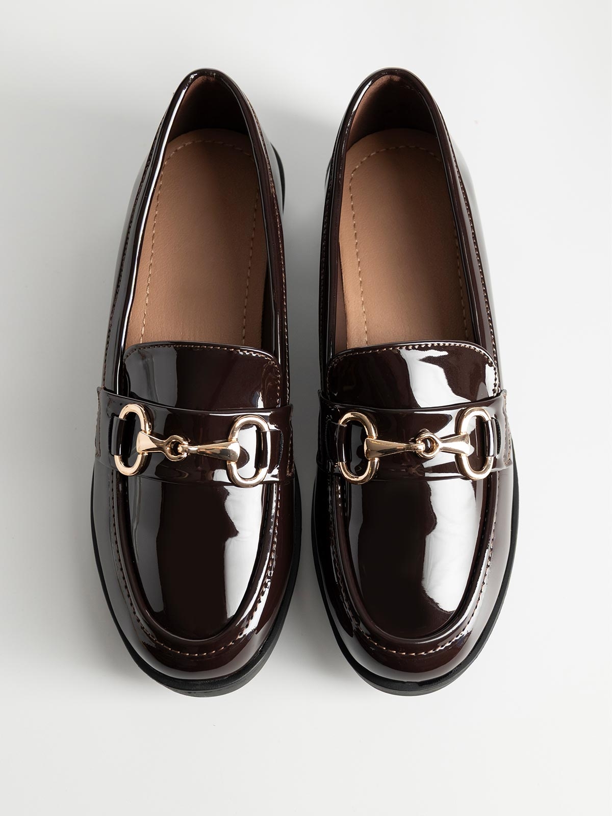 Loafers λουστρίνι με μεταλλική αγκράφα