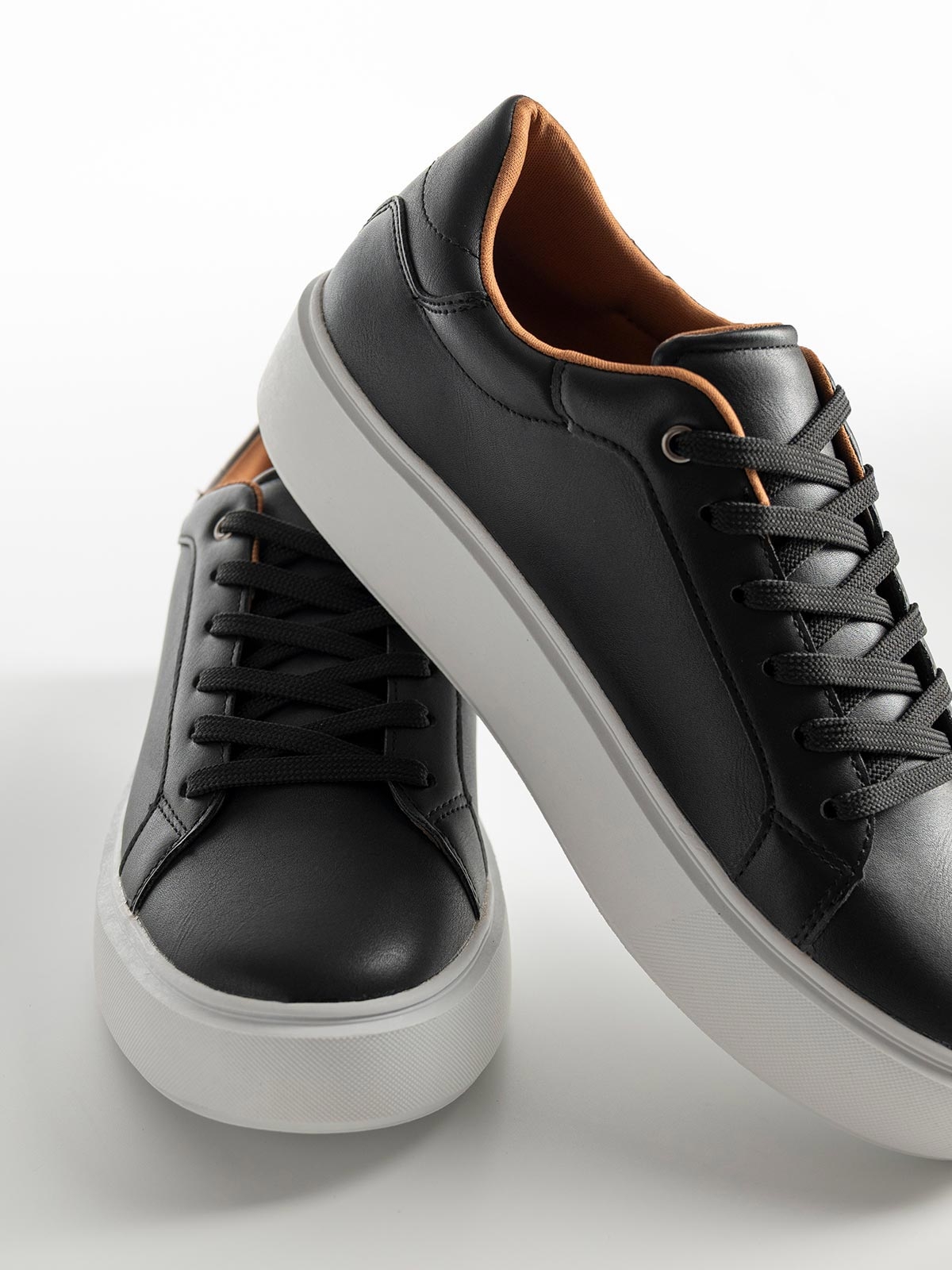 Ανδρικά sneakers σε κλασική γραμμή