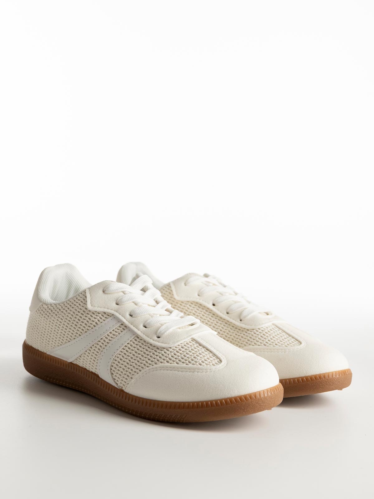 Basic sneakers με κορδόνια