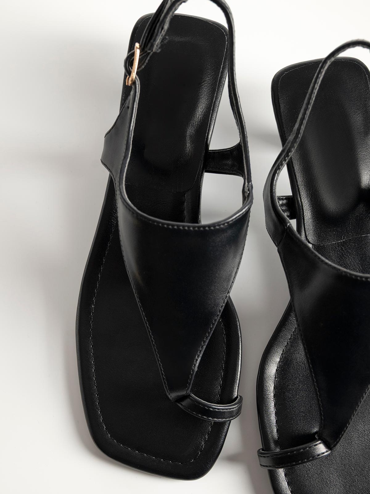 Πέδιλα με kitten heel & δίχαλο με toe-ring