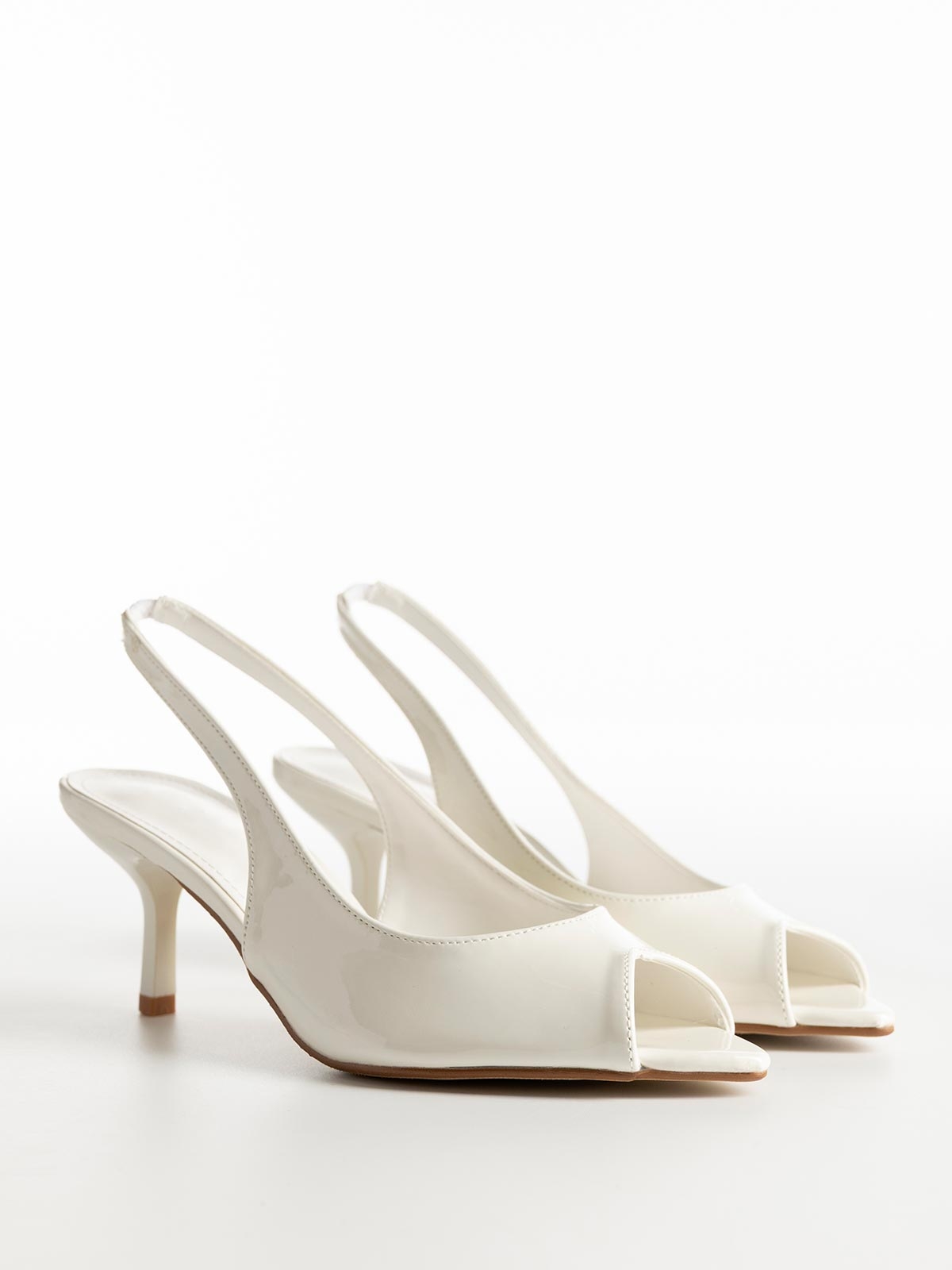 Γόβες peep toe λουστρίνι με λεπτό τακούνι