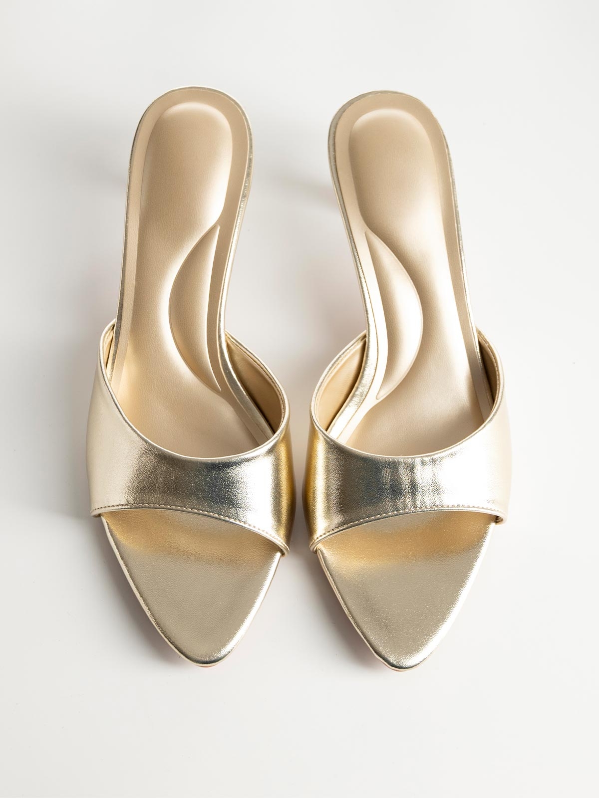 Λουστρίνι mules με kitten heel