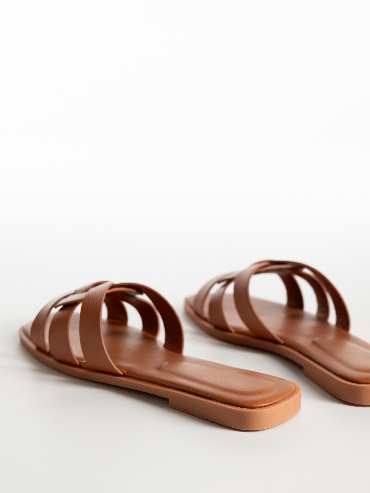 Flat σανδάλια με πλεκτές φάσες
