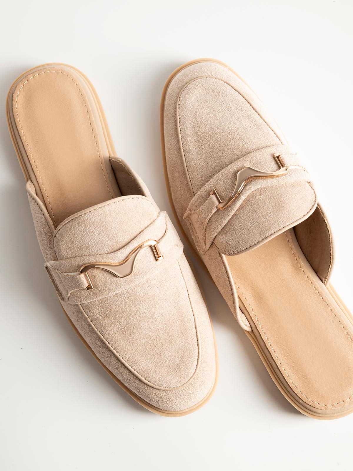 Suede mules με αγκράφα