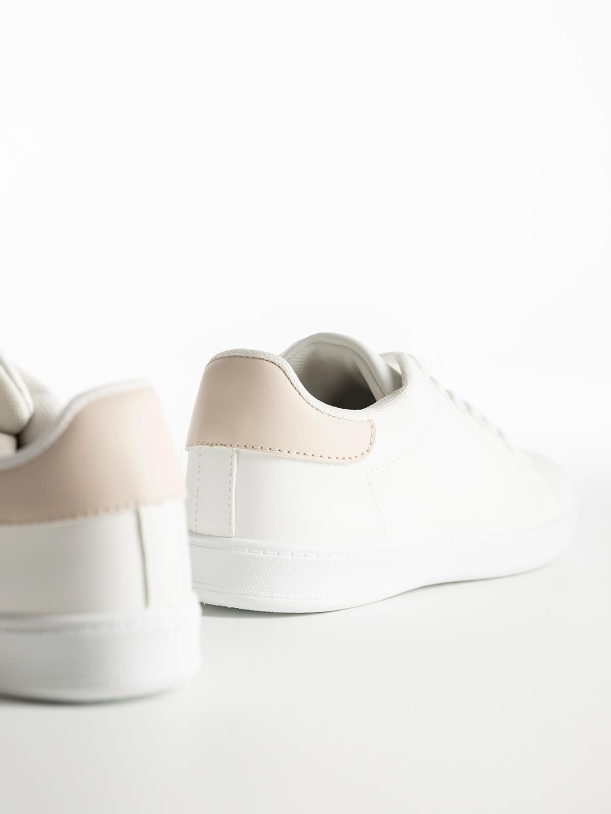 Basic sneakers με κορδόνια