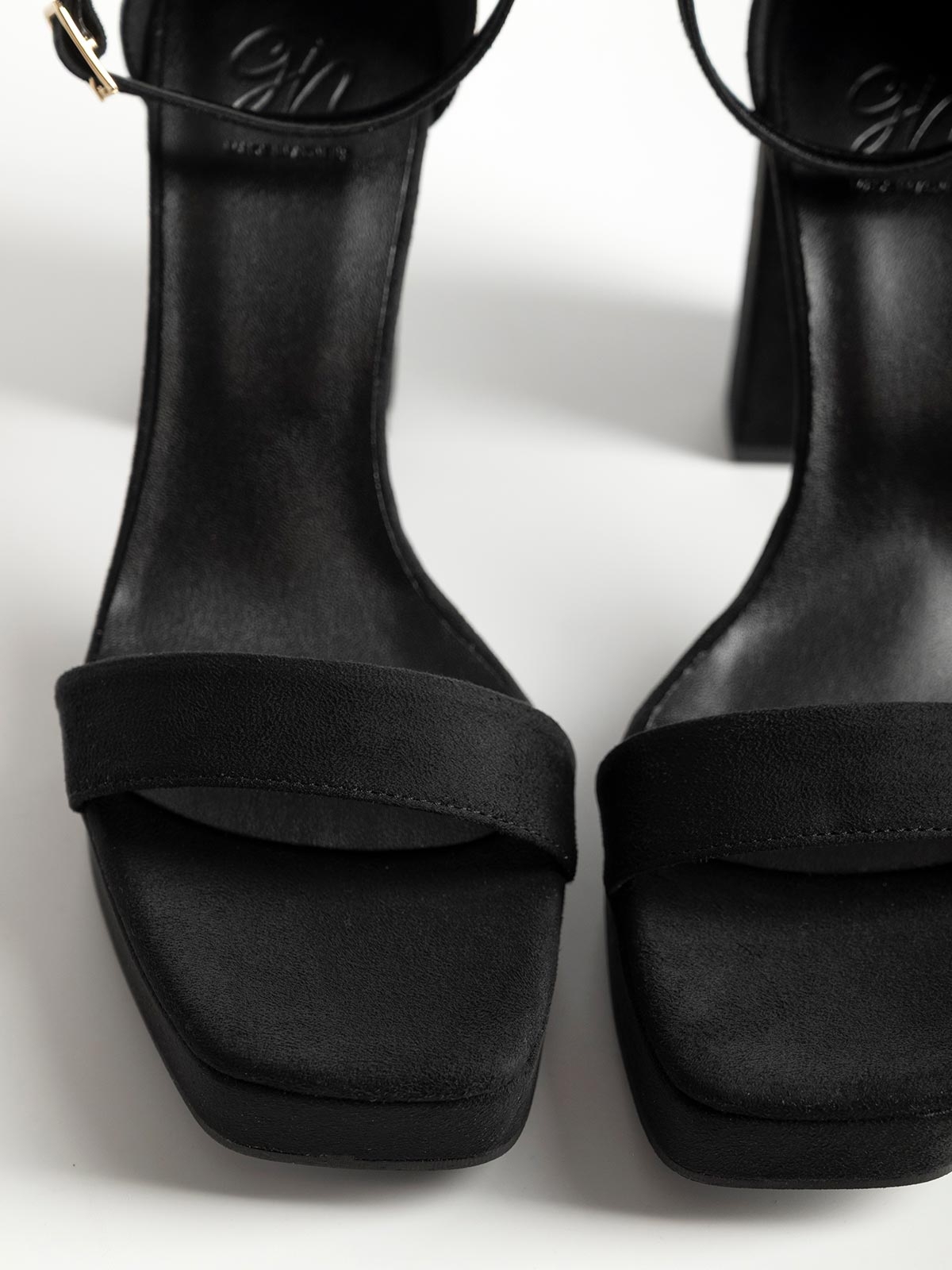 Πέδιλα Gin suede με φάσα & χοντρό τακούνι