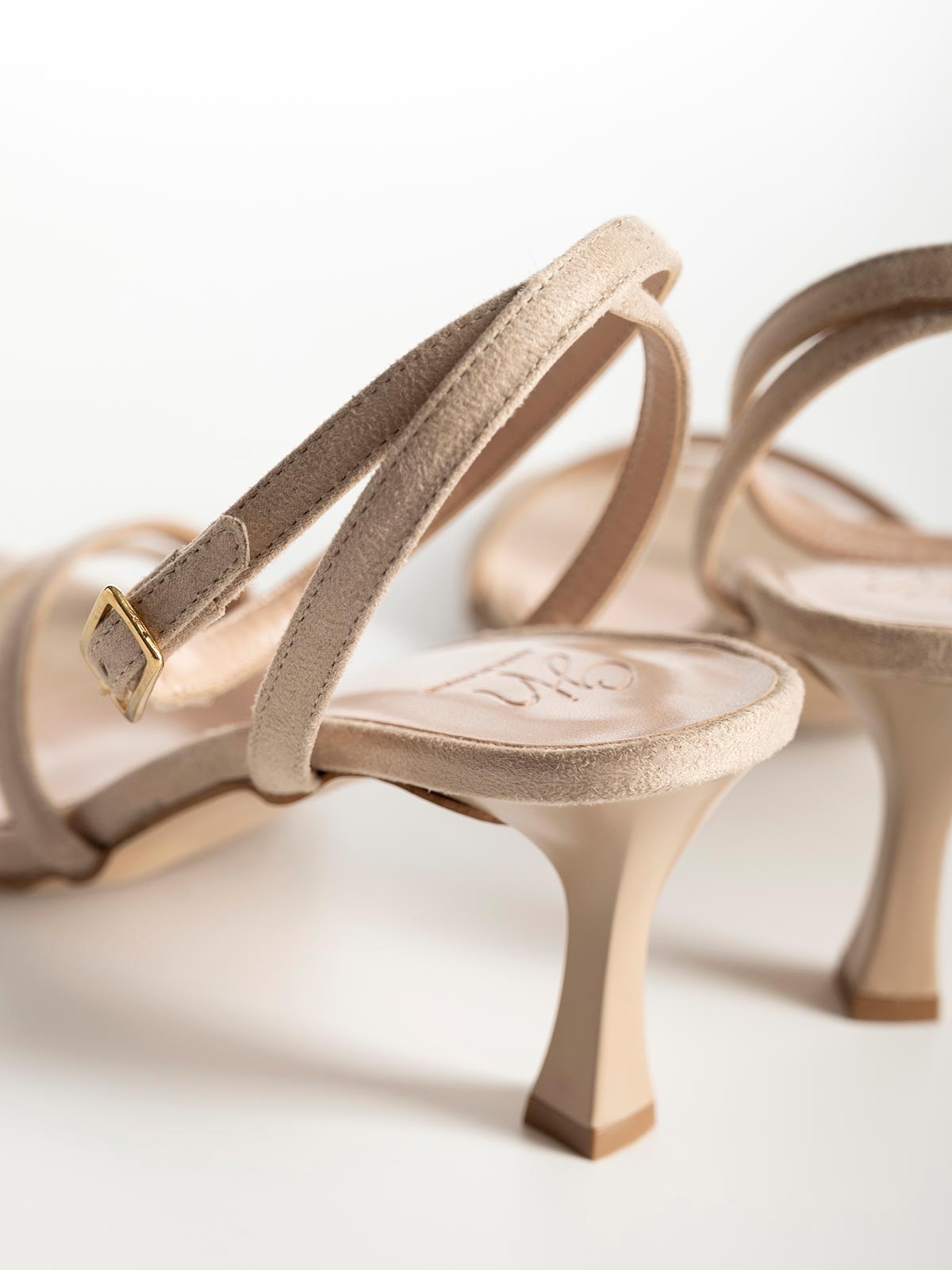 Πέδιλα Gin suede με λεπτό τακούνι