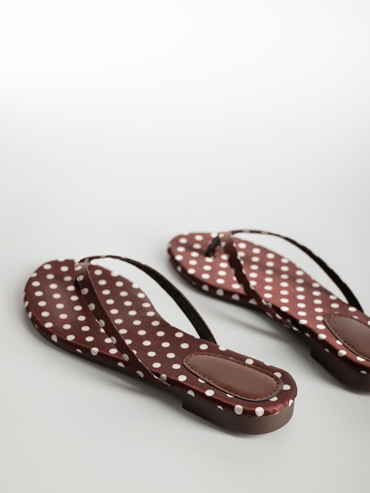 Flat σανδάλια σατέν με δίχαλο