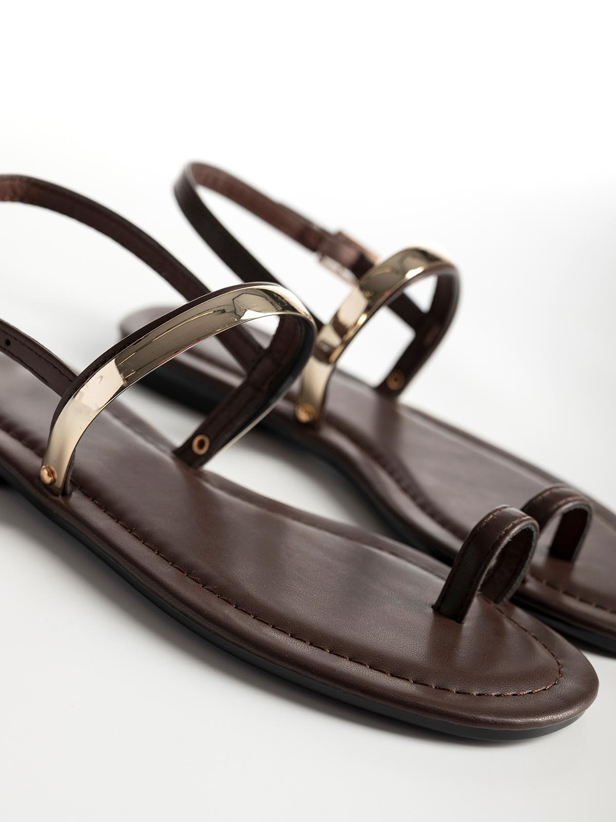 Flat σανδάλια με λουράκια & toe ring