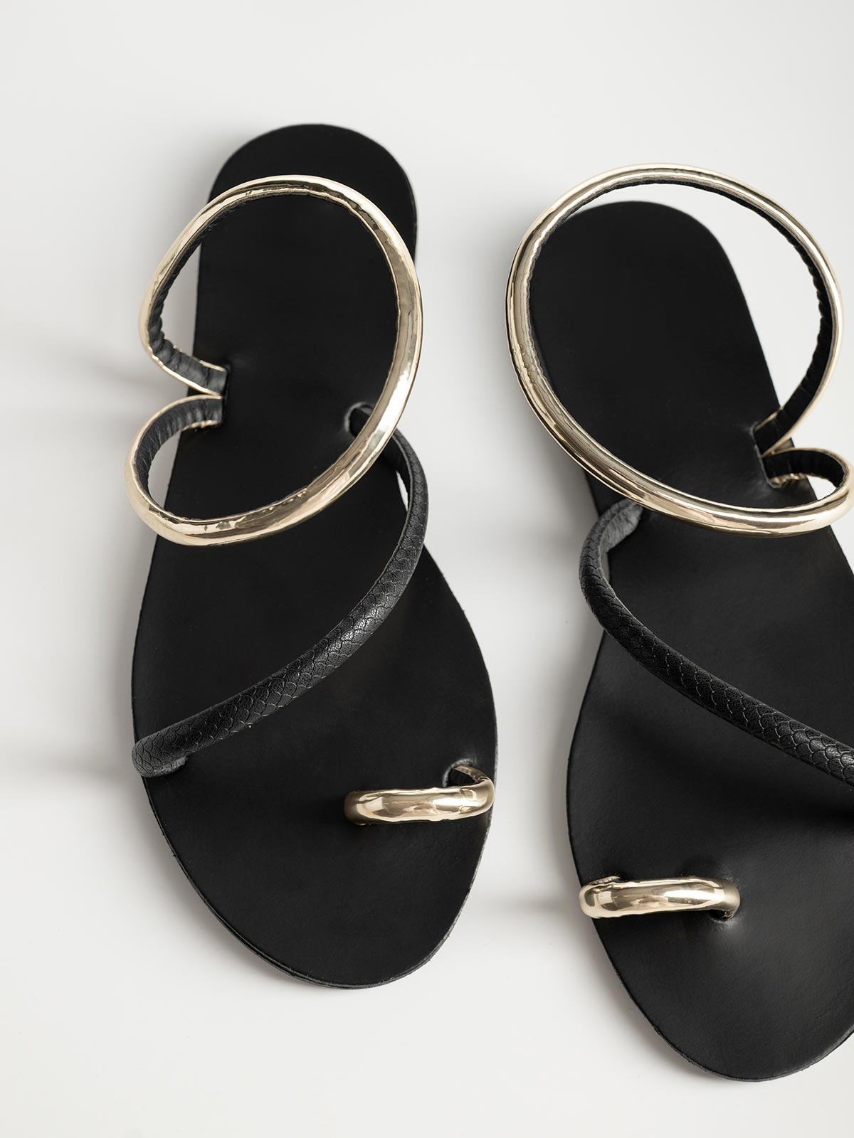 Flat σανδάλια με λουράκια & toe ring