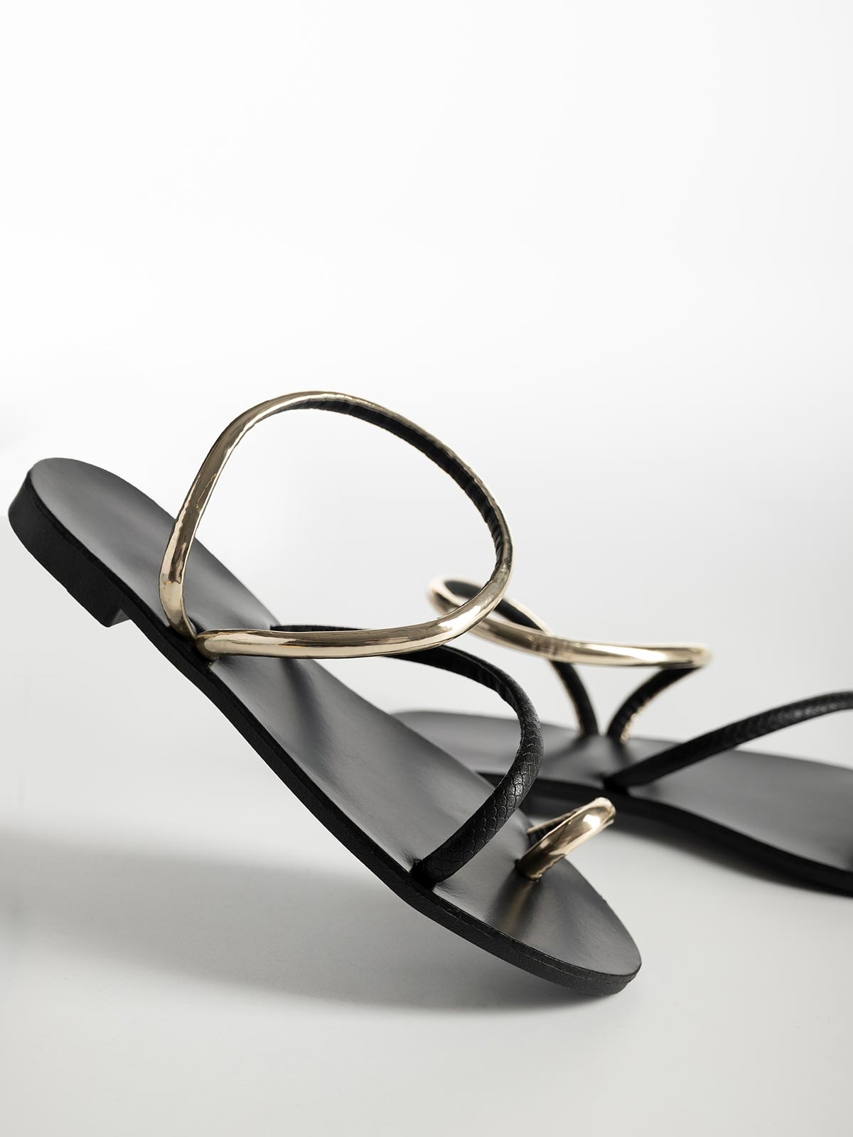 Flat σανδάλια με λουράκια & toe ring