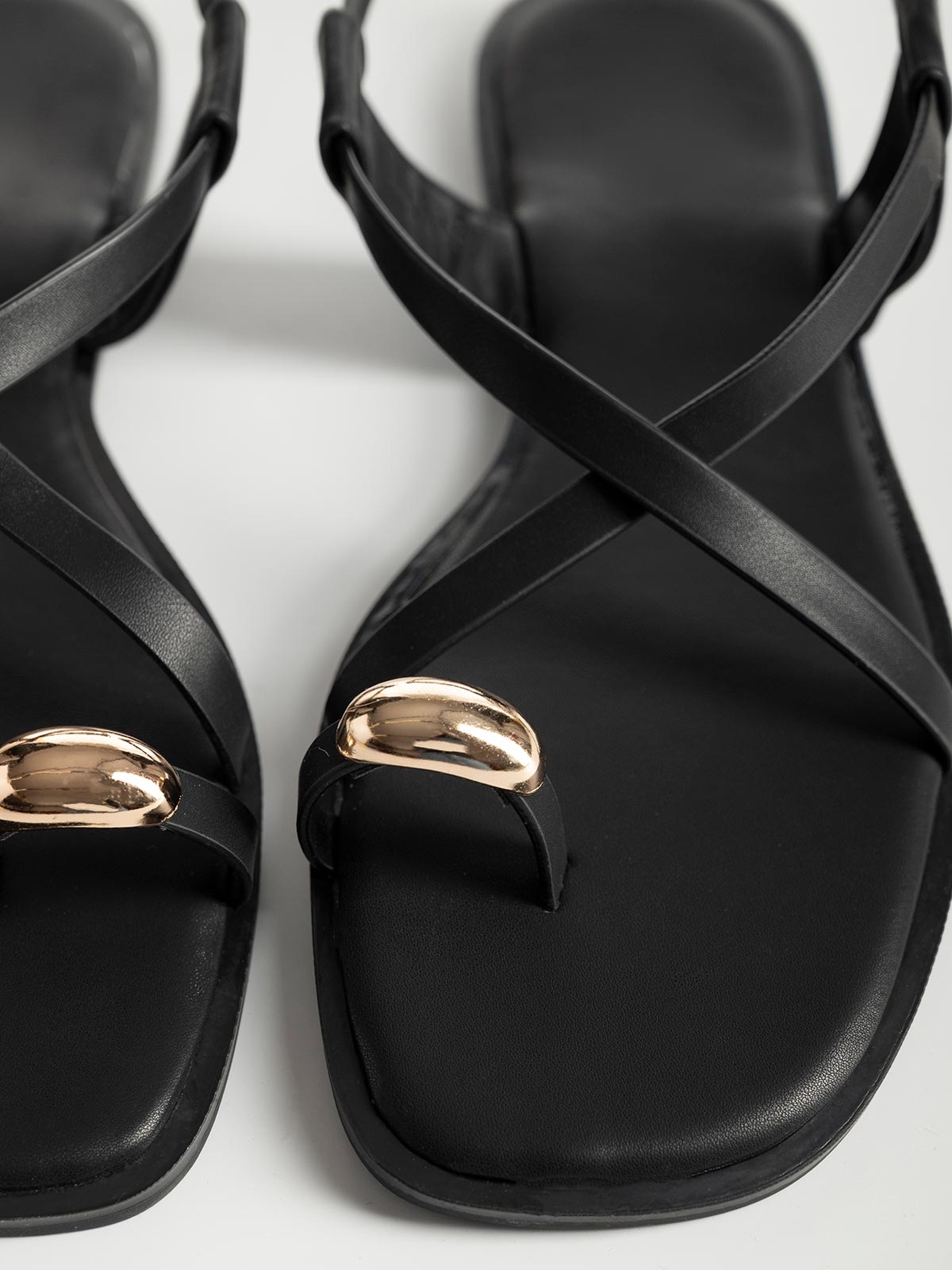 Σανδάλια με χιαστί λουράκια & toe ring