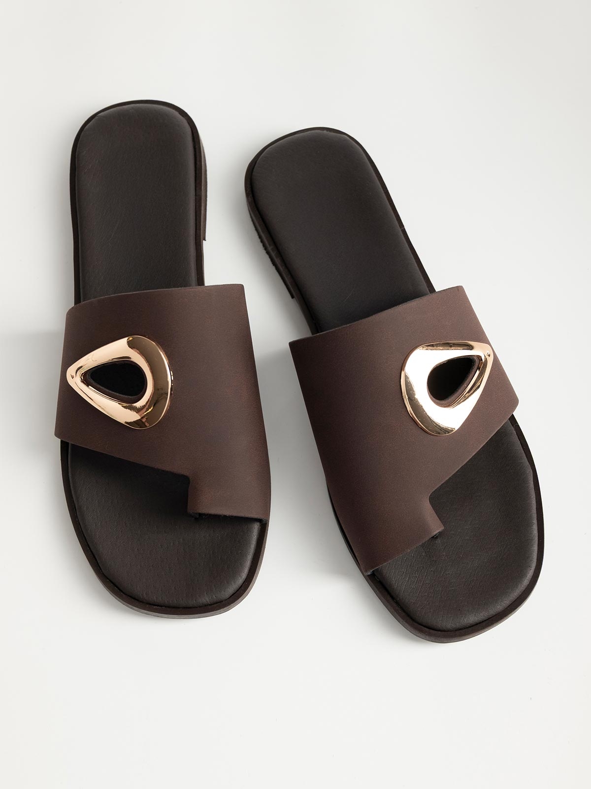 Flat σανδάλια με φάσα & toe ring