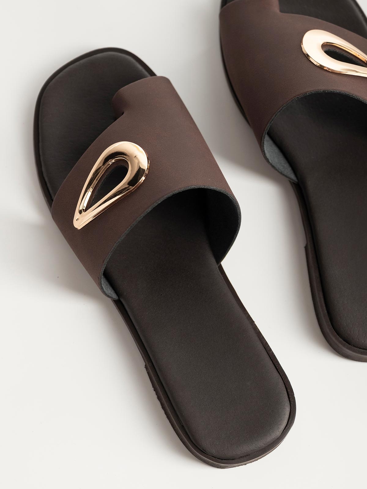 Flat σανδάλια με φάσα & toe ring