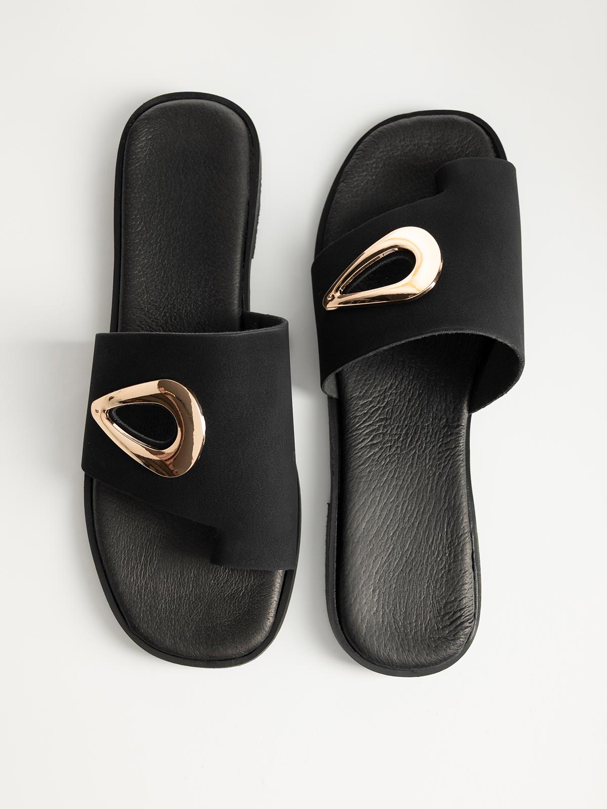 Flat σανδάλια με φάσα & toe ring