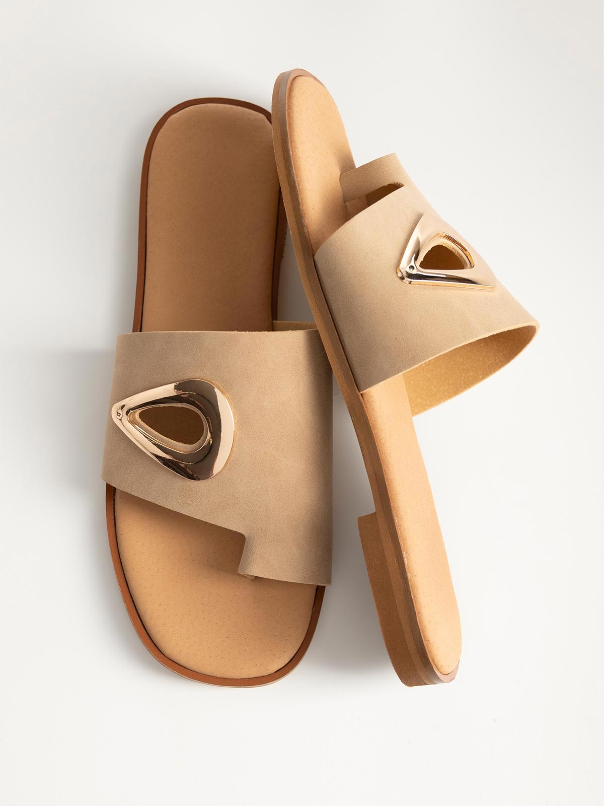 Flat σανδάλια με φάσα & toe ring
