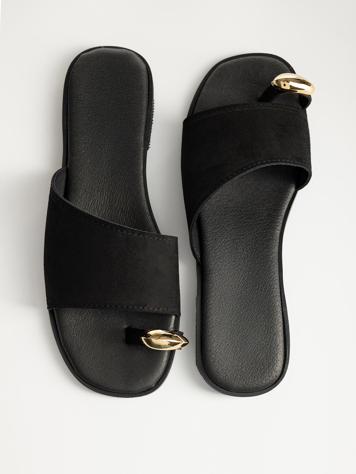 Flat σανδάλια suede με φάσα & toe ring