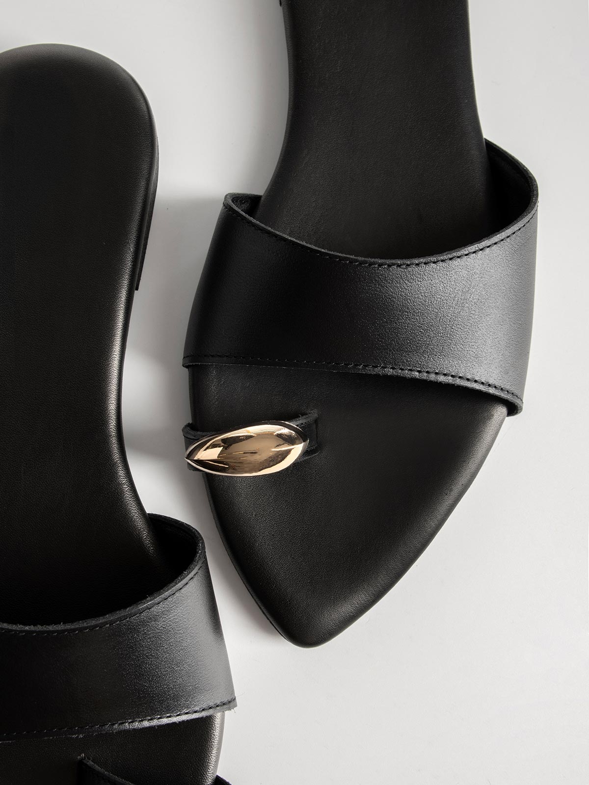 Σανδάλια δερμάτινα με φαρδιά φάσα & toe ring