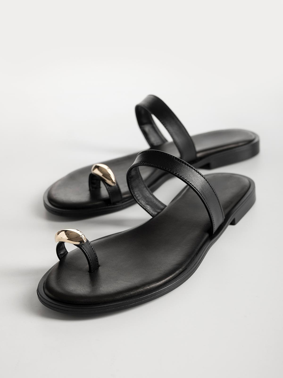 Σανδάλια με δερμάτινο πάτο & toe ring