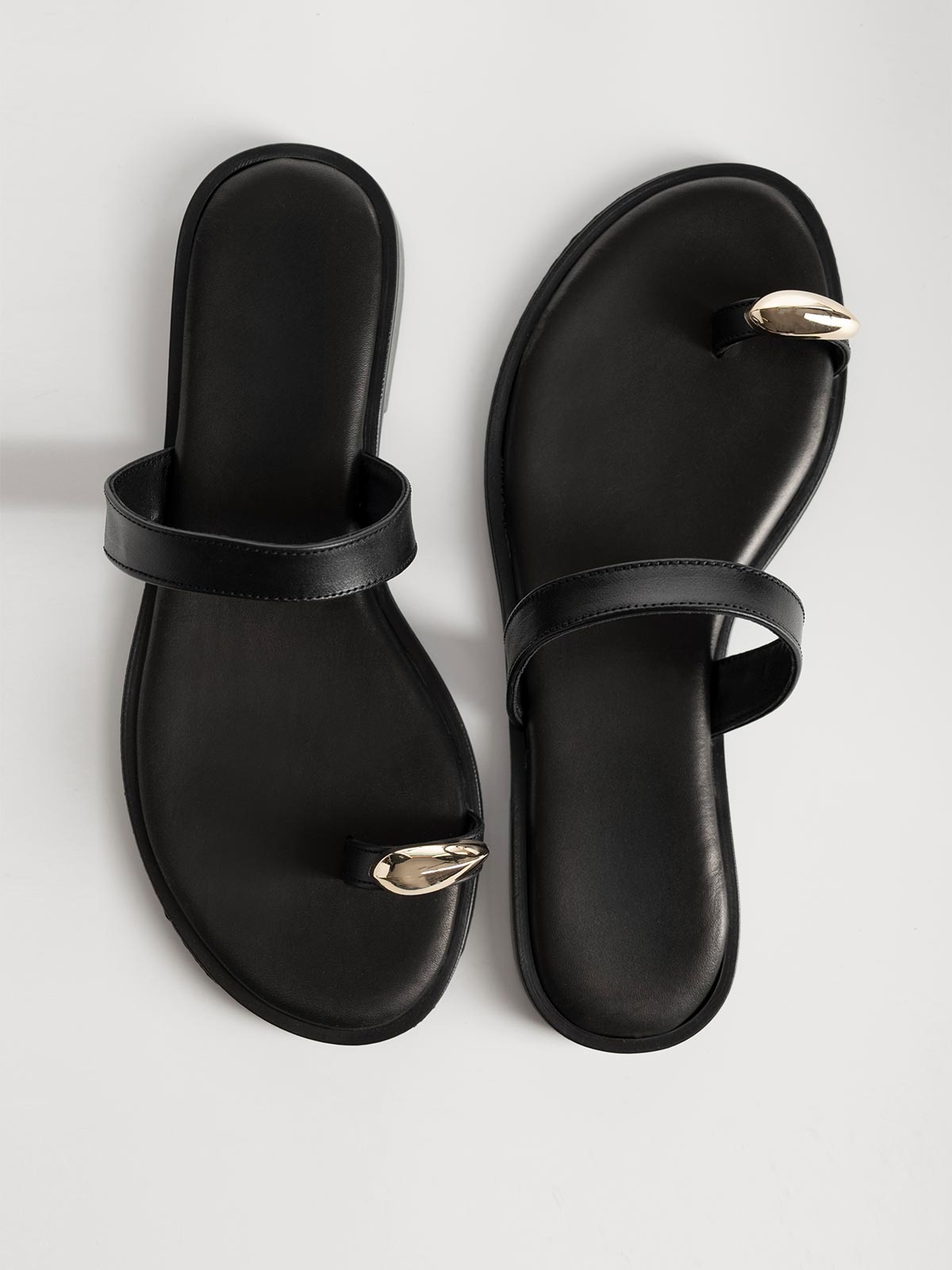 Σανδάλια με δερμάτινο πάτο & toe ring