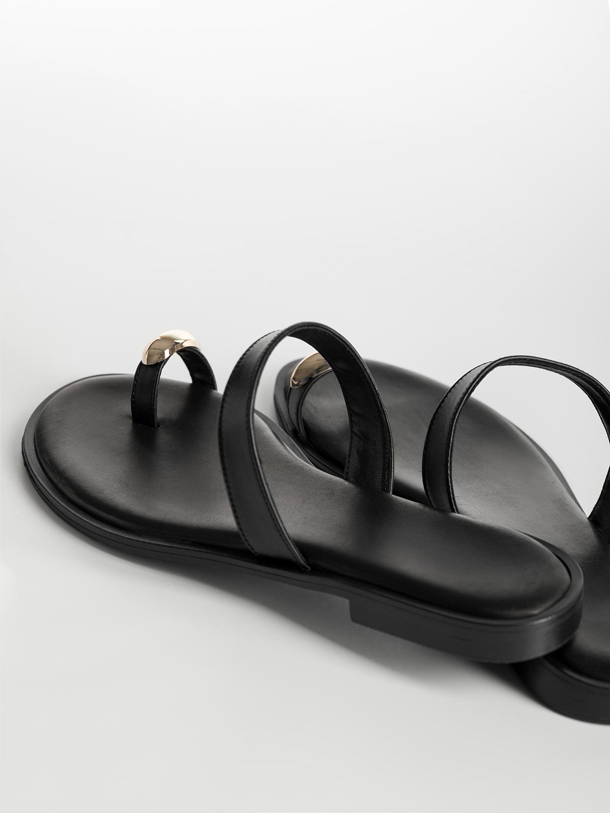 Σανδάλια με δερμάτινο πάτο & toe ring