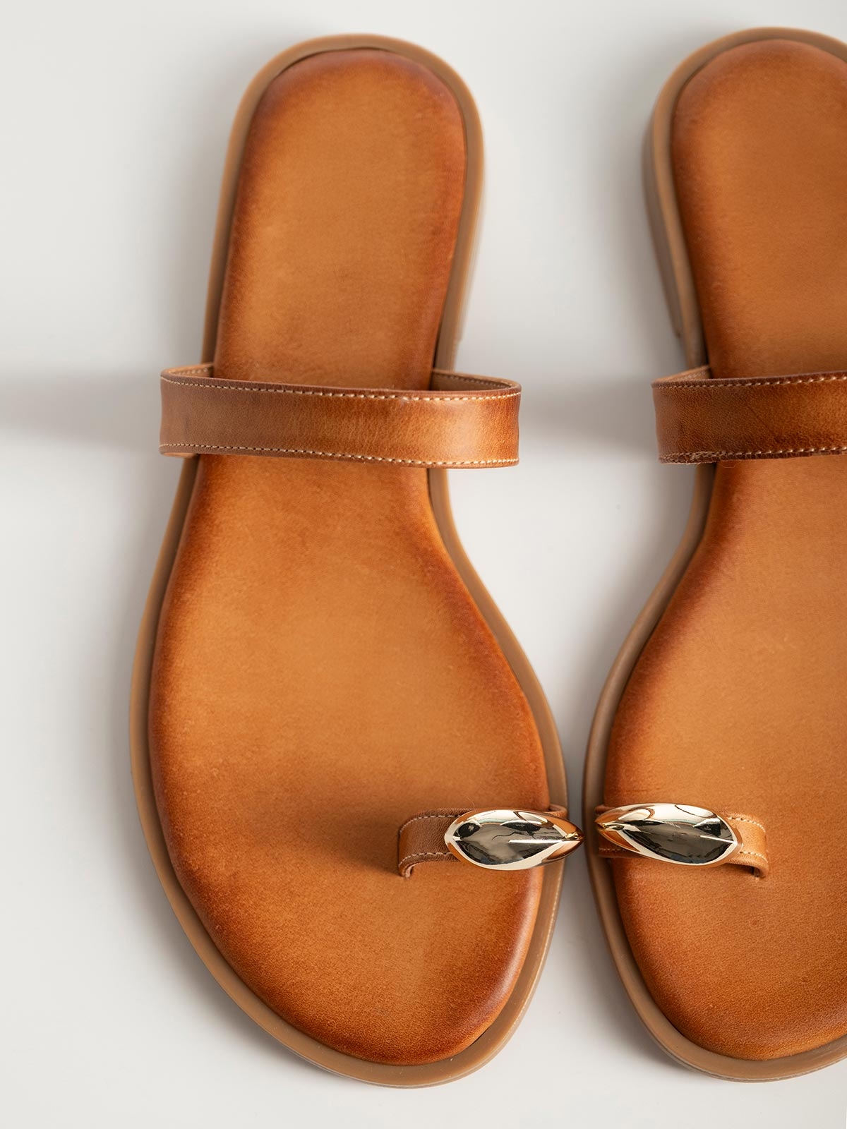 Σανδάλια με δερμάτινο πάτο & toe ring