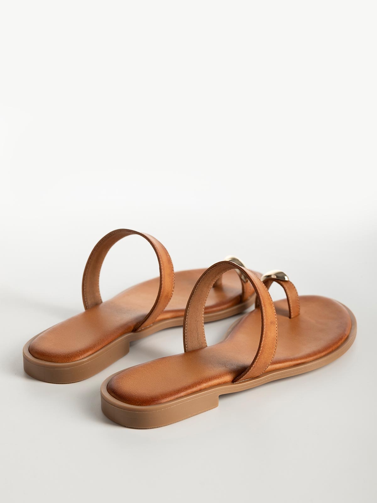 Σανδάλια με δερμάτινο πάτο & toe ring