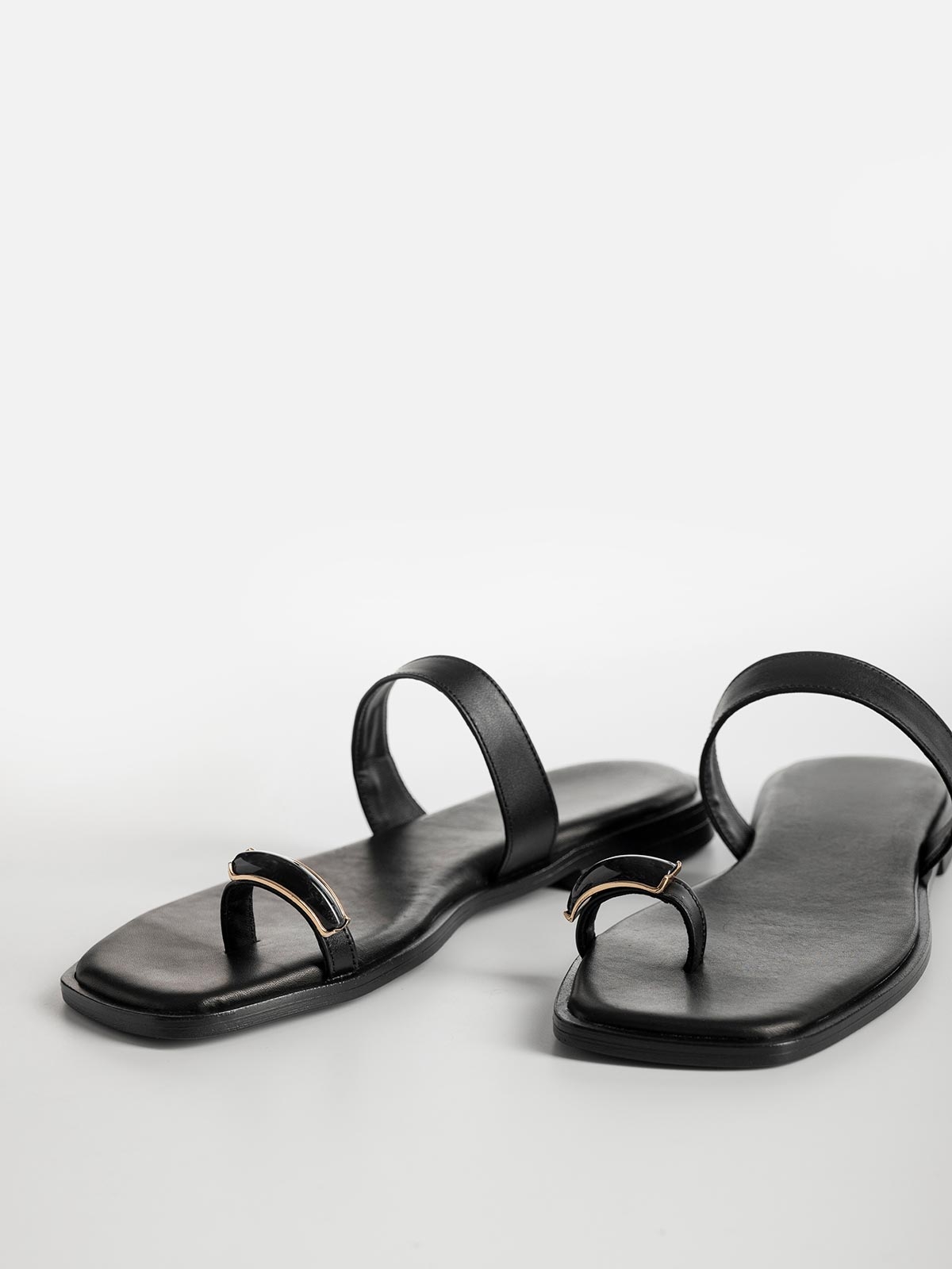 Flat σανδάλια με καρέ μύτη & toe ring