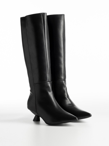 Μυτερές μπότες με kitten heel