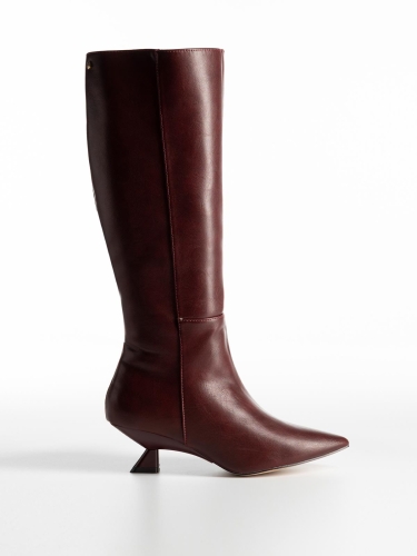 Μυτερές μπότες με kitten heel