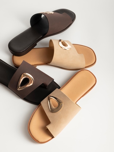 Flat σανδάλια με φάσα & toe ring