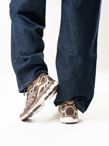 Chunky sneakers με συνδυασμό υλικών & τρακτερωτή σόλα
