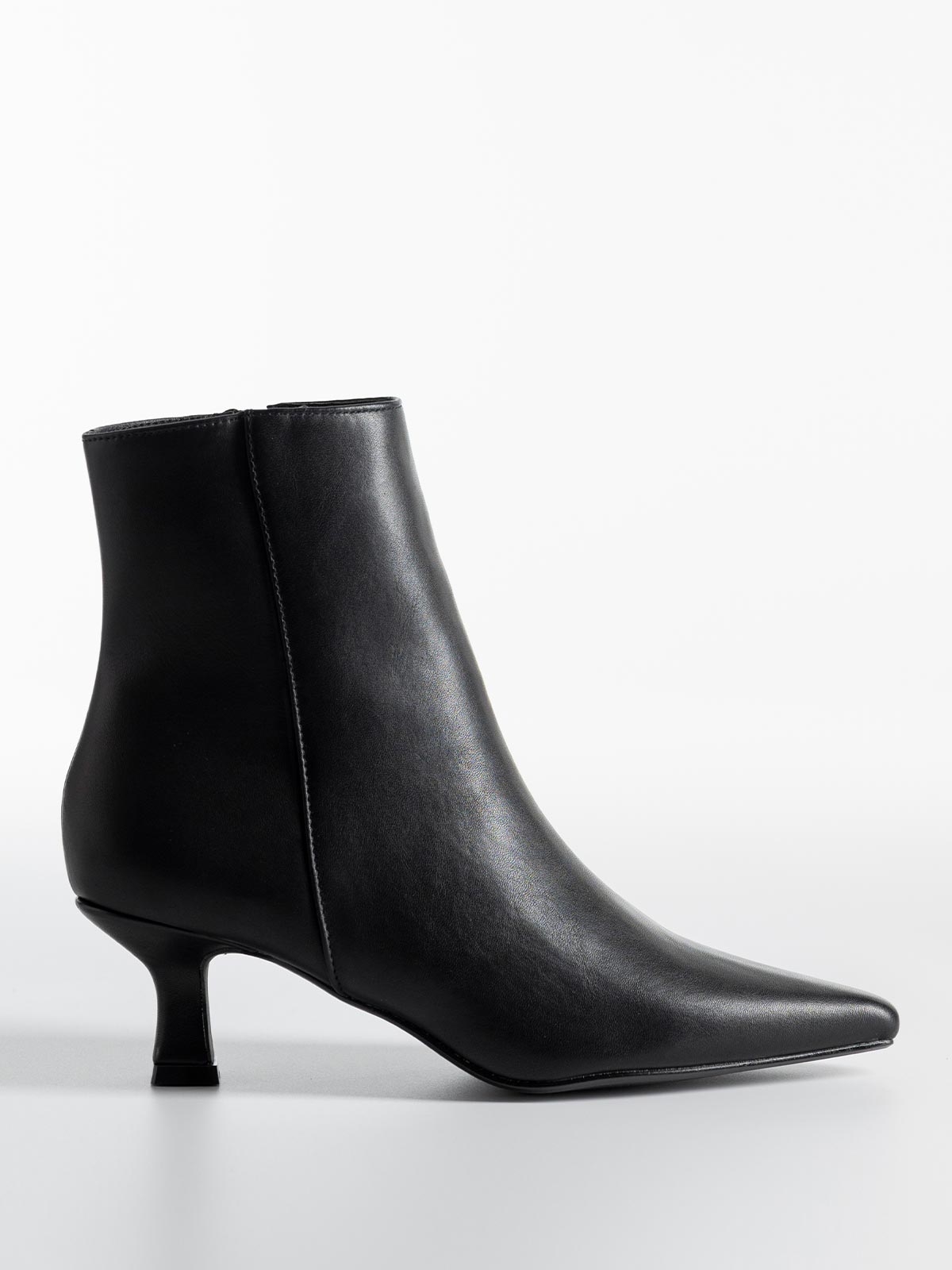 Μυτερά μποτάκια με kitten heel