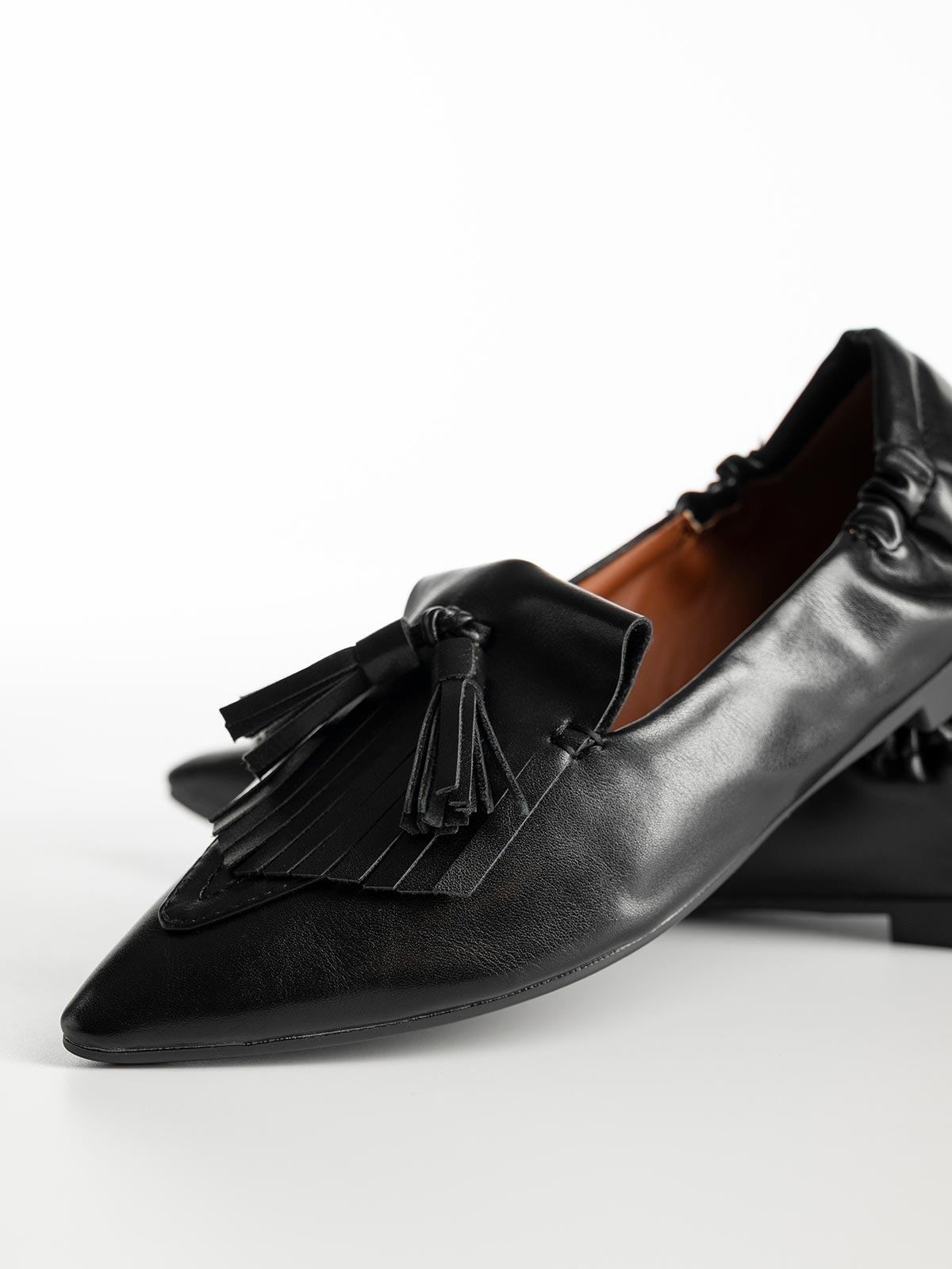 Μυτερά loafers με κρόσια