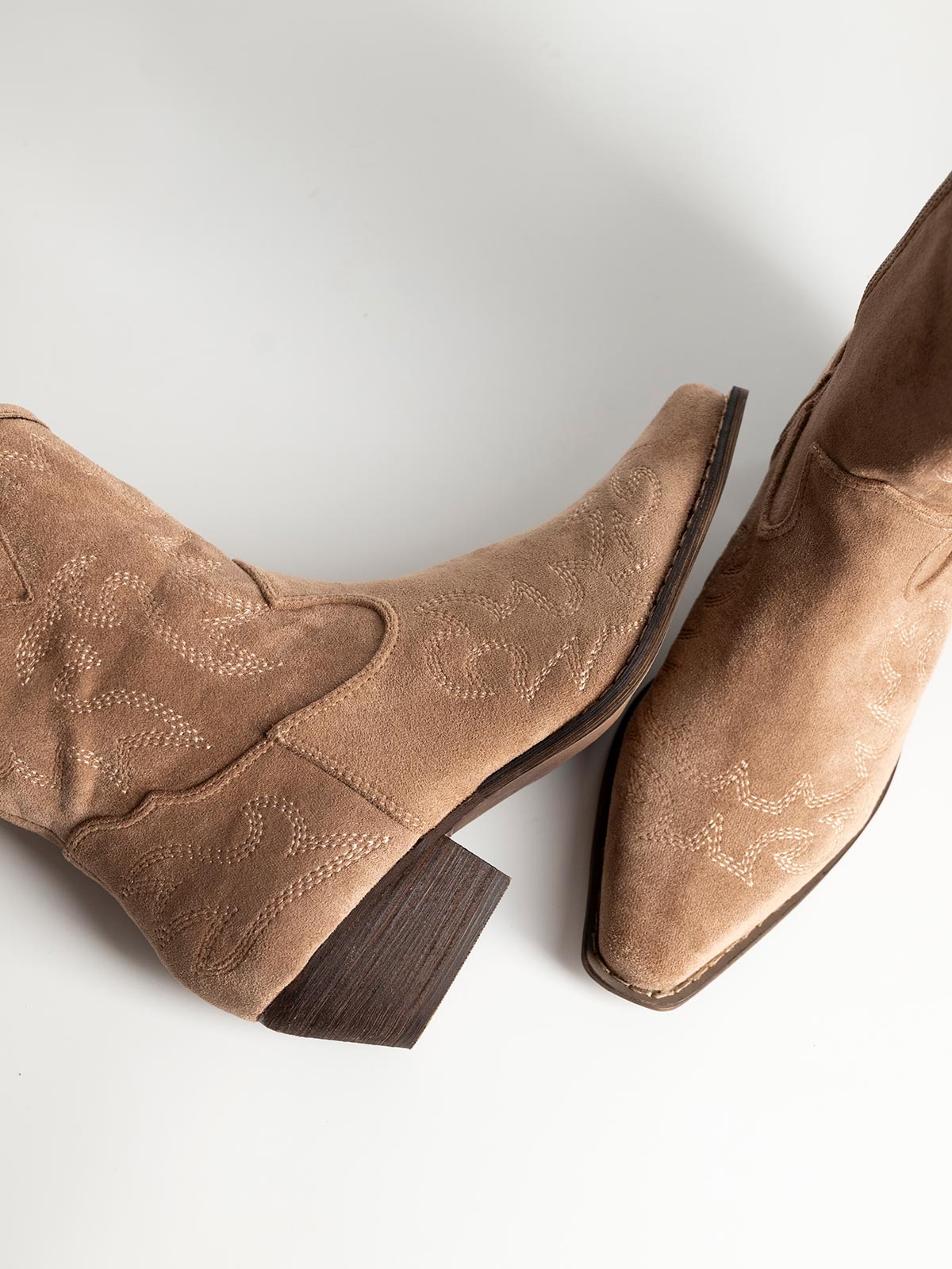 Cowboy μποτάκια suede με ραφές