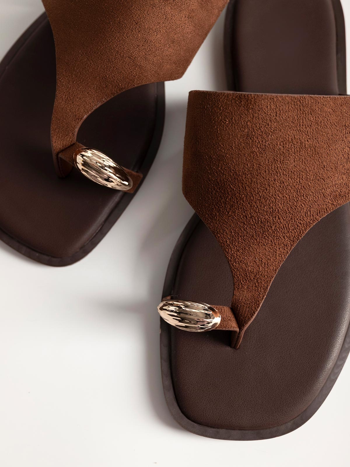Σανδάλια με suede φάσα & toe ring
