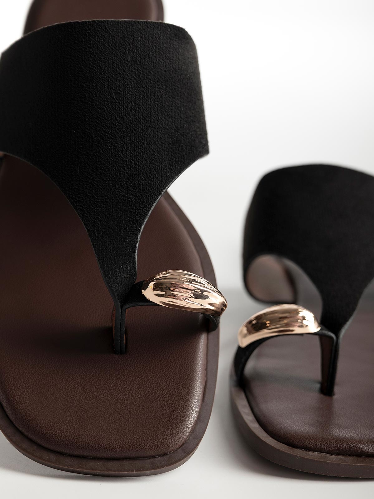 Σανδάλια με suede φάσα & toe ring