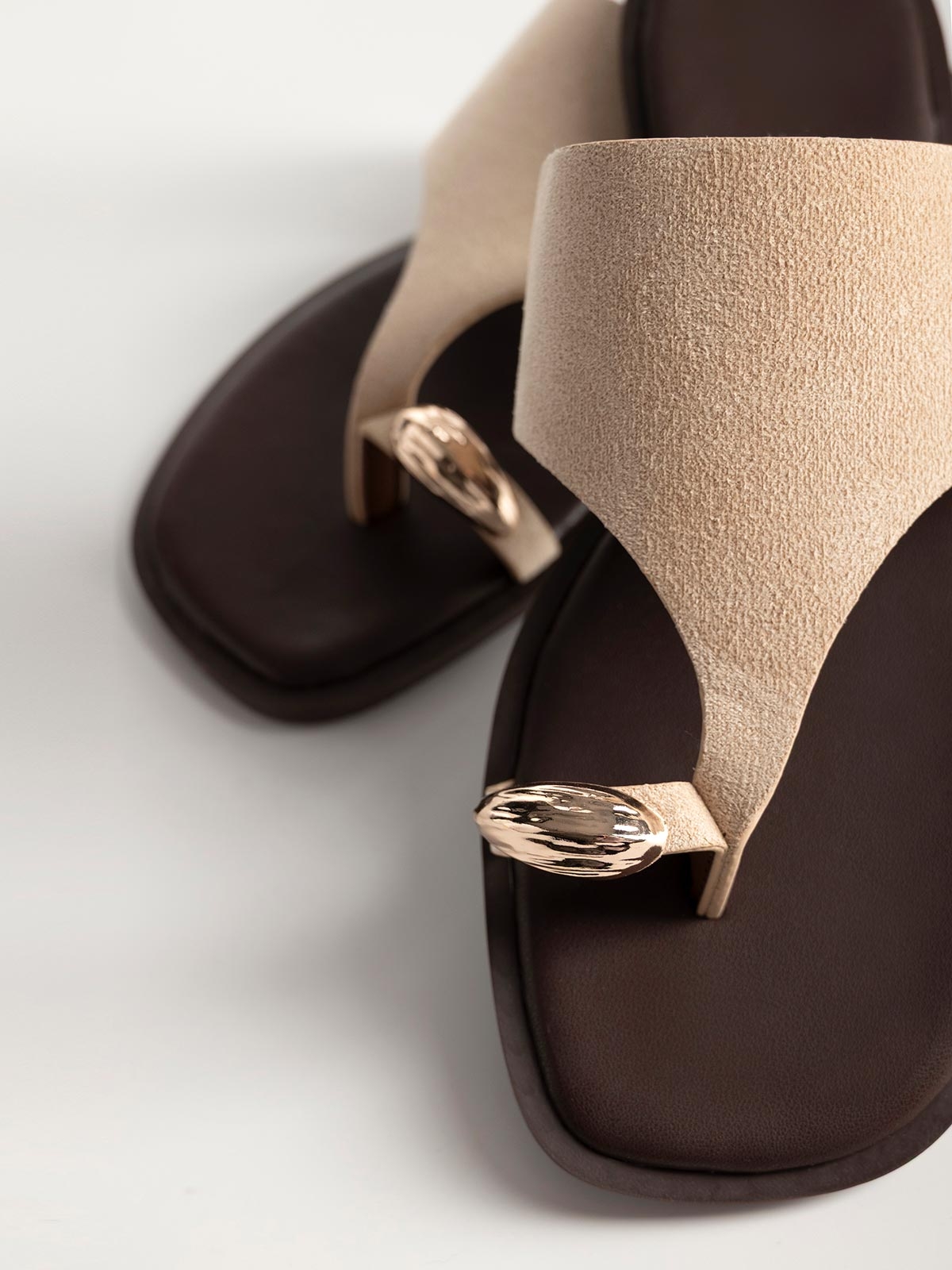 Σανδάλια με suede φάσα & toe ring