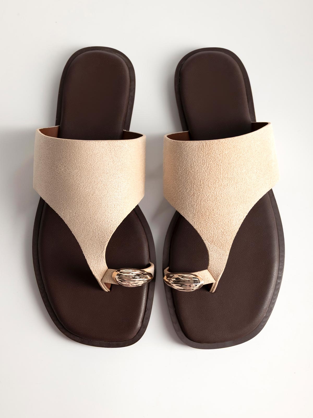 Σανδάλια με suede φάσα & toe ring