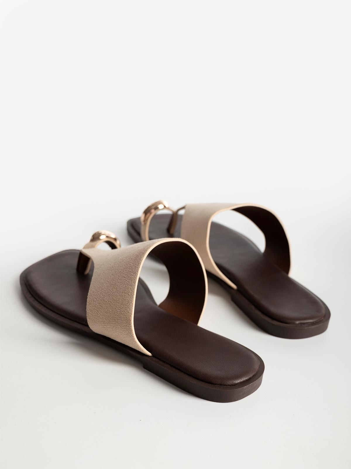 Σανδάλια με suede φάσα & toe ring
