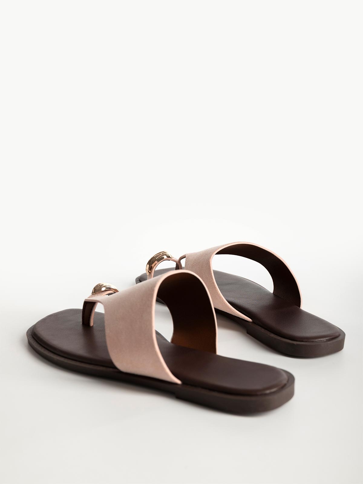 Σανδάλια με suede φάσα & toe ring