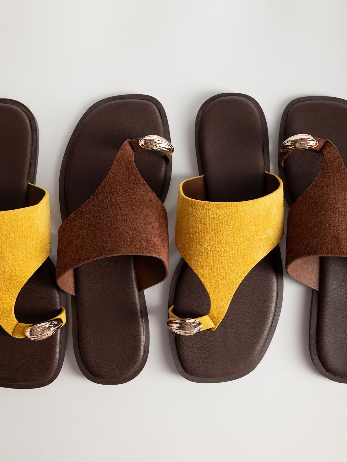 Σανδάλια με suede φάσα & toe ring
