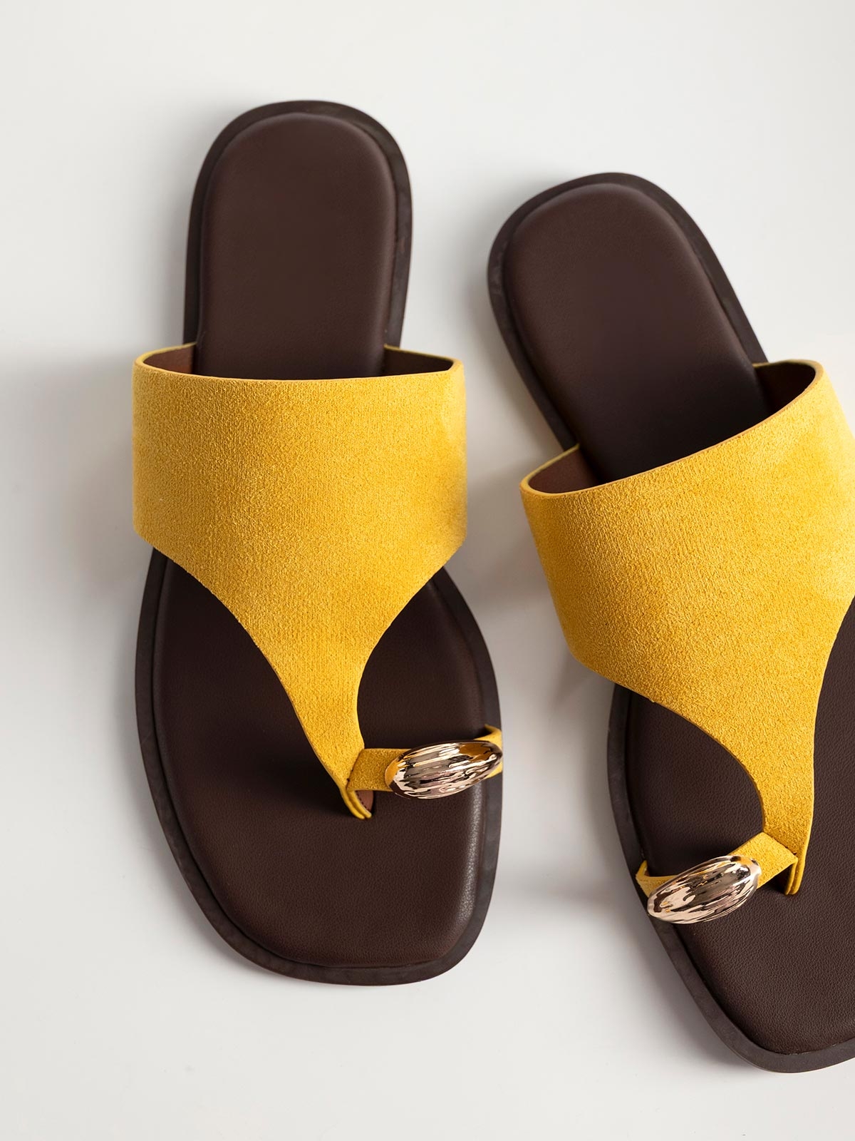 Σανδάλια με suede φάσα & toe ring
