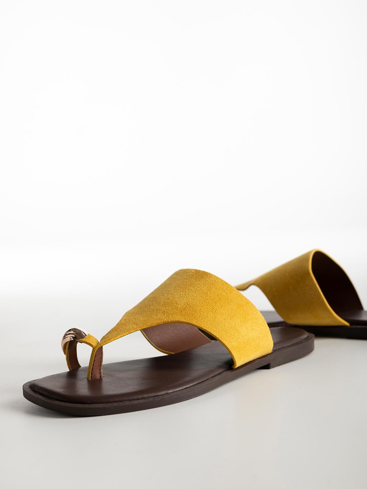 Σανδάλια με suede φάσα & toe ring